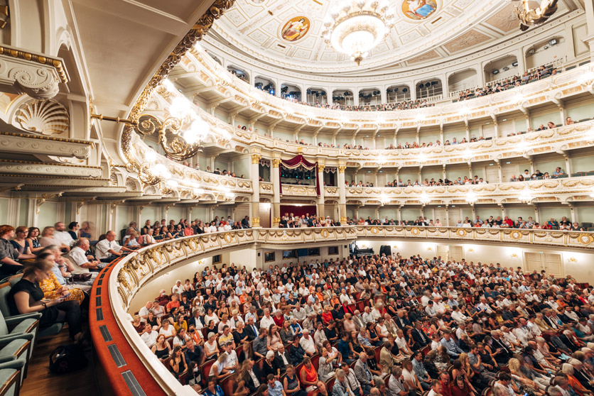 Zuschauerraum während einer Vorstellung in der Semperoper in Dresden