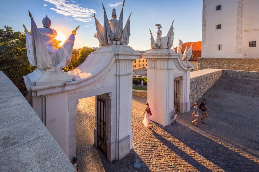 Auf Erkundungstour
in Bratislava: Aufgang
zur Burg kurz vor
Sonnenuntergang