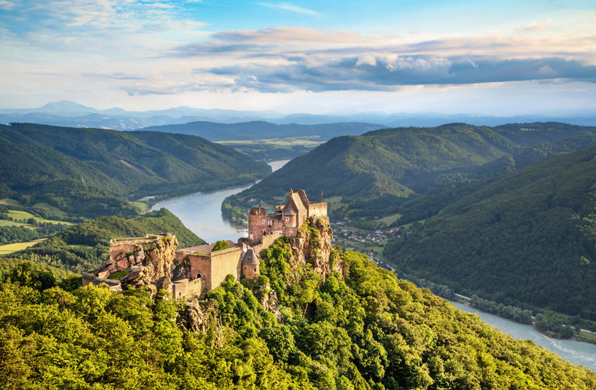 Unterwegs in der Wachau
zwischen Wien und Linz:
Burgruine Aggstein, hoch
über der Donau gelegen. 