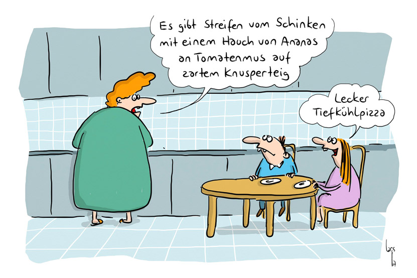 Cartoon von Mario Lars. Eine Mutter steht am Herd. Die Kinder sitzen am Tisch und warten aufs Essen. Die Mutter sagt: "Es gibt Streifen von Schinken mit einem Hauch von Ananas an Tomatenmus auf zartem Knusperteig." Die Kinder antworten freudig: "Lecker, Tiefkühlpizza"