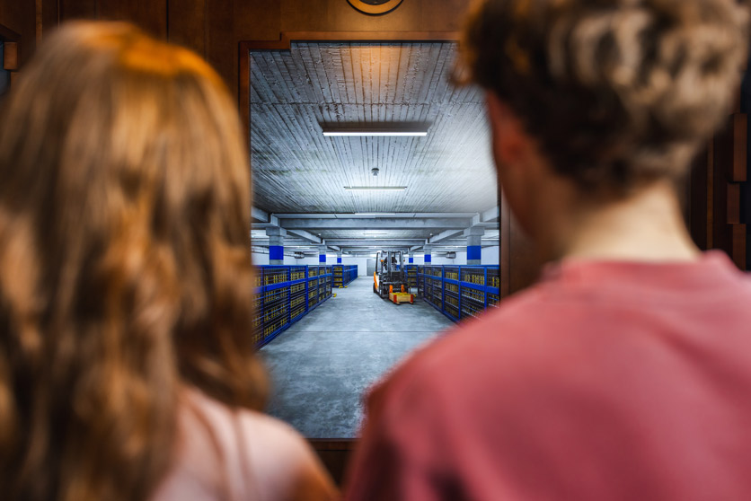 Die SNB ist eine von Mythen umrankte Institution. Wie werden die sichersten Banknoten der Welt hergestellt? Und wo befindet sich das geheime Goldlager der Schweiz? Im Mythenlift wird zwischen Fakten und Fiktion getrennt.