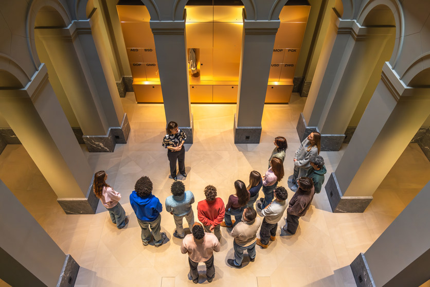 Moneyverse im Kaiserhaus Bern | www.moneyverse.ch 5/5
Das Moneyverse befindet sich im Kaiserhaus Bern, nur wenige Schritte vom Bundesplatz entfernt. Neben dem Moneyverse umfasst das Kaiserhaus lokale Geschäfte, Manufakturen, die Hof-Bar, den Kaiser Deli und die Brasserie Kaiser.