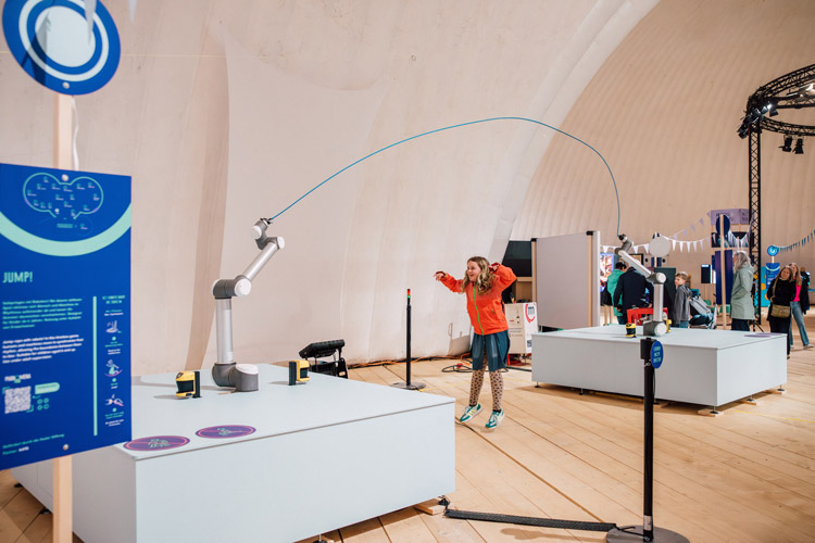 Beim Seilspringen mit Robotern könnte man ewig springen, die Arme werden nicht müde. 