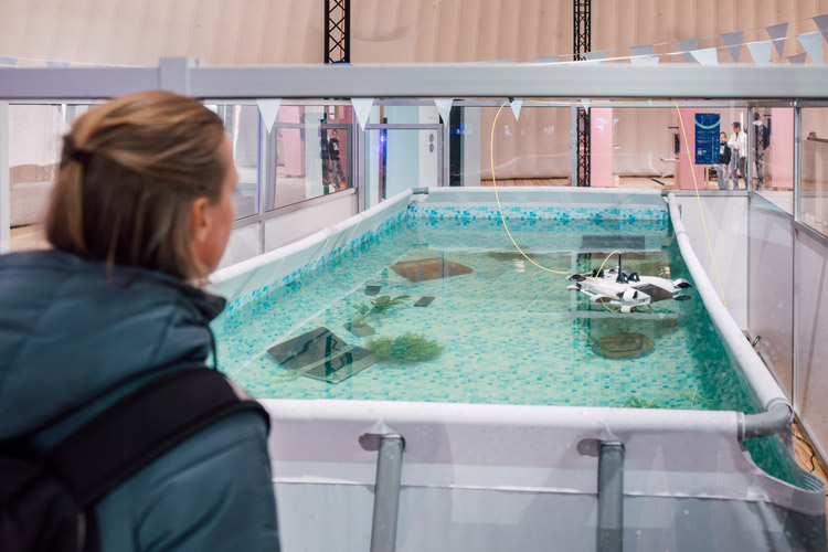 Phänomena: Der Unterwasserroboter kann durch den Pool navigiert werden.