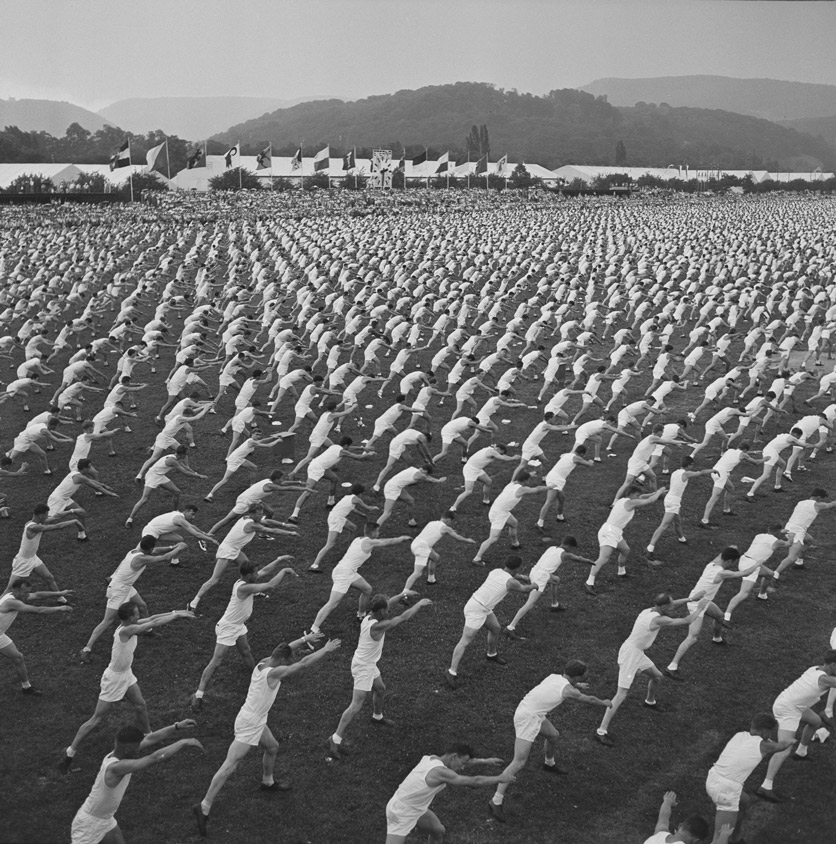 Bis in die 1960er-Jahre bleibt die Turnbewegung stark militärisch und patriotisch geprägt. Turnen gilt als moderne Form eidgenössischer Kriegstugenden. Eidgenössisches Turnfest, Basel, 1959

© Schweizerisches Nationalmuseum / ASL 