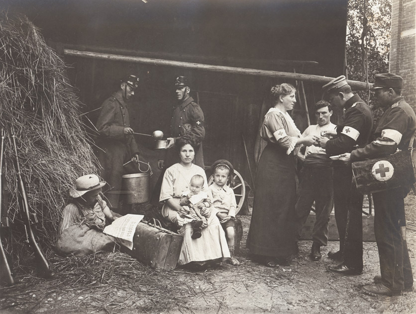 1914 kehren Tausende italienische Arbeiterinnen und Arbeiter durch die Schweiz in ihrer Heimat zurück. Rotes Kreuz und Armee betreuen die Wartenden. August Gansser, Refugianten aus dem Elsass, Basel, 1914. Schweizerisches Nationalmuseum