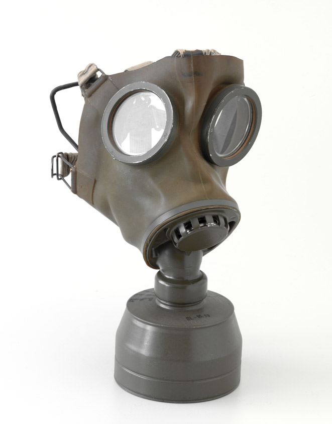 Erst 1917 führt die Schweizer Armee Gasmasken für Grenztruppen ein. 1937 beginnt die Schweiz, Zivilgasmasken herzustellen. Gasmaske für Luftschutz und Zivilbevölkerung, 1939–1945