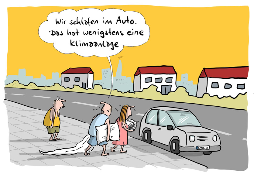 Cartoon von Mario Lars: Ein paar schlurft mit Decken zum Auto. Einem Nachbarn, der vorbeiläuft, erklären sie verdutzt: "Wir schlafen im Auto, das hat wenigstens eine Klimaanlage."