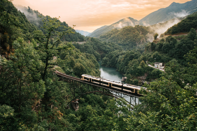 Landschaftsbild mit Centovalli-Bahn