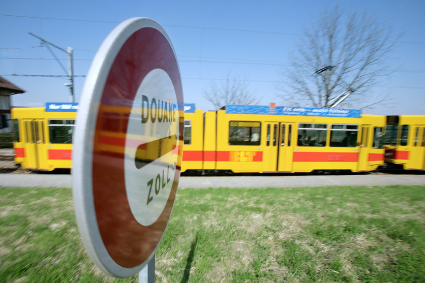Tram und Zoll-Schild in Leymen im Oberelsass