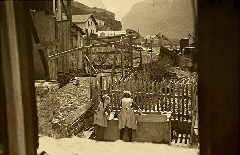Heidi Schlegel und ihre Schwester waschen am Brunnen in Ardez Wäsche, ca. 1965.