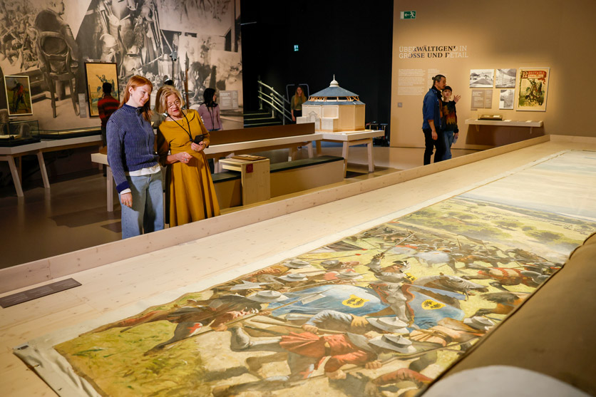 Erstmals seit der Landesausstellung Expo.02 kann das Publikum wieder einen Teil des monumentalen Murtenpanoramas aus dem Jahr 1894 entdecken. Das vollständige Original zog damals mit seiner Länge von 100 Metern und einer Höhe von 10 Metern ein Massenpublikum in seinen Bann.