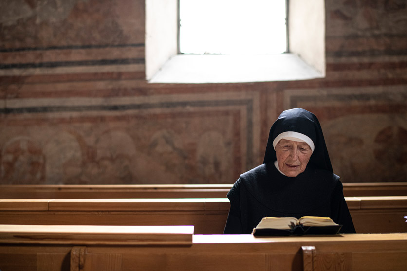 Pia Willi auf der Nonnenempore im Kloster Müstair