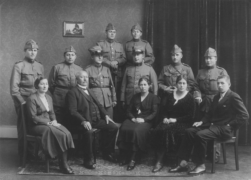 Burri-Söhne in Uniform mit Vater Burri und Schwestern